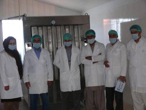 در کنار دستگاه استریل خریداری شده از شرکت نیامش در شرکت تولید تجهیزات پزشکی افغانستان
